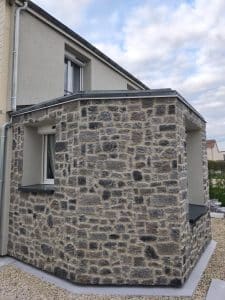 Isolation de façade à Reims : vue latérale d’une maison isolée par l’extérieur par Abic Bâtiment, spécialiste de l’isolation thermique à Reims et ses alentours.