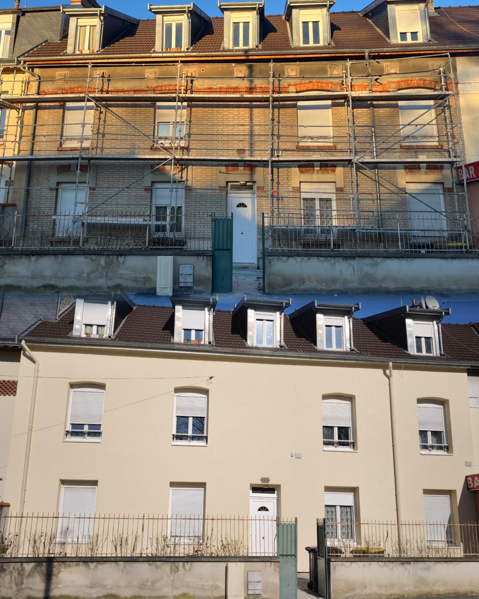 Avant/après d'un ravalement de façade avec enduit projeté et peinture acrylique à Saint-Brice-Courcelles, près de Reims – Modernisation et protection