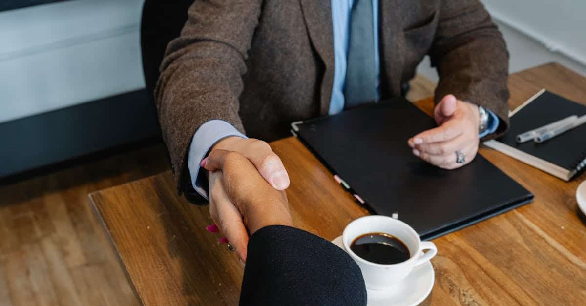 Artisan RGE expliquant les aides financières 2026 (MaPrimeRénov’, CEE) pour l’isolation et le ravalement de façade à Reims et ses alentours